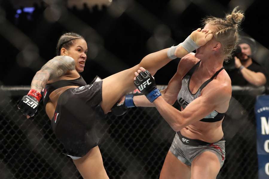 Amanda Nunes derruba Holly Holm em uma luta lendária