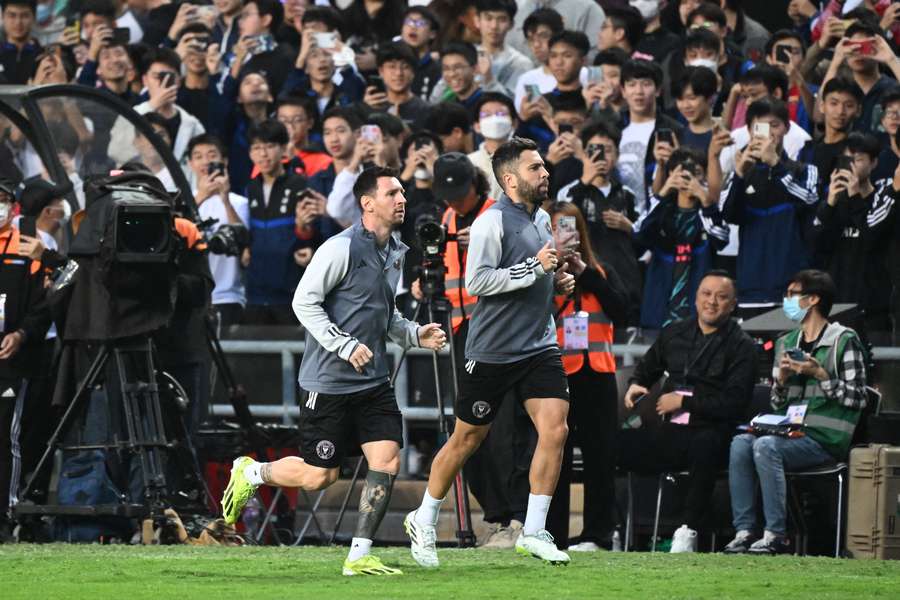 Messi trochę pobiegał z Jordim Albą