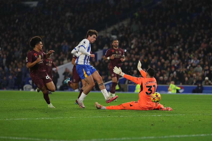 O'Riley bateu Ederson e deu a vitória ao Brighton