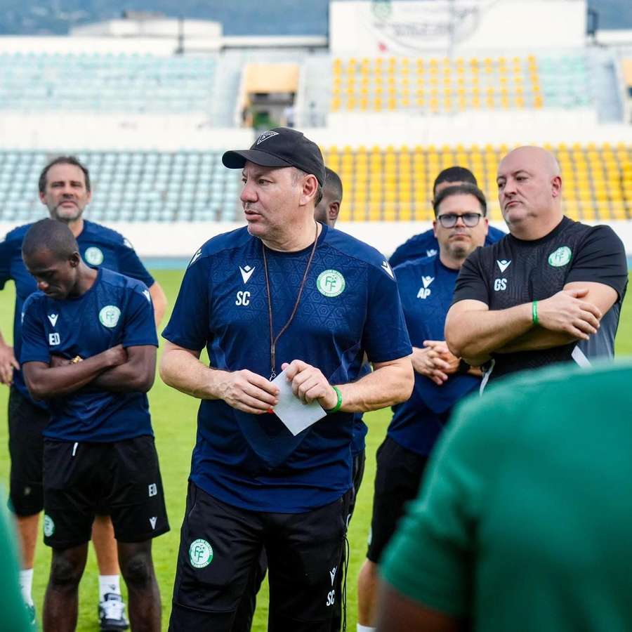 Stefano Cusin, dirigiendo al equipo de Comoras Stefano Cusin, dirigiendo al equipo de Comoras