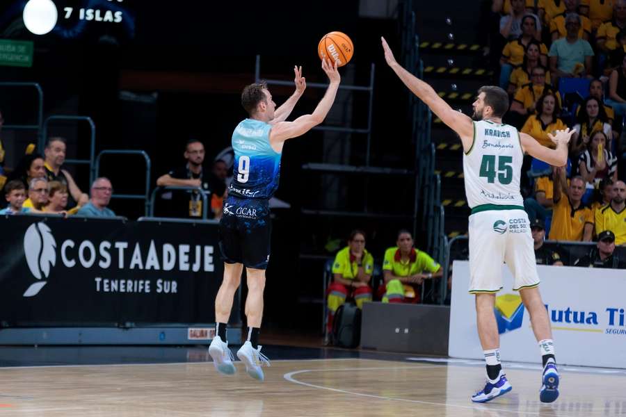 Marcelinho Huertas lanza a canasta ante David Kravish Marcelinho Huertas lanza a canasta ante David Kravish