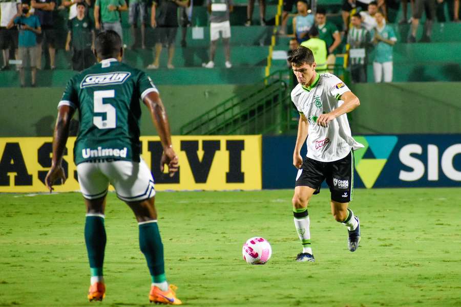 O América foi superior no primeiro tempo, assustando por quatro vezes antes dos 20 minutos