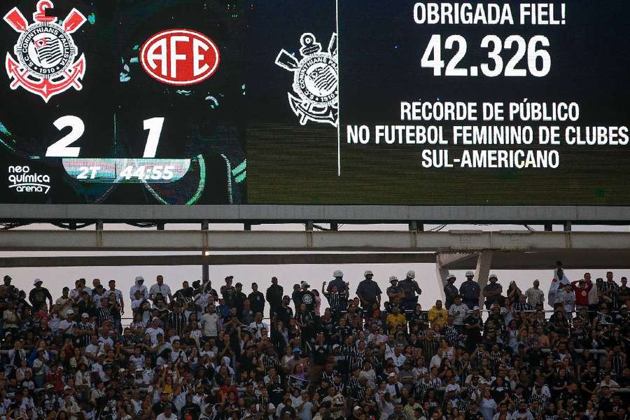 Os adeptos lotaram o estádio do Corinthians