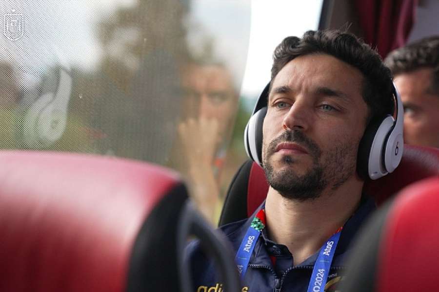 Jesús Navas, concentrado en el autocar de la selección española