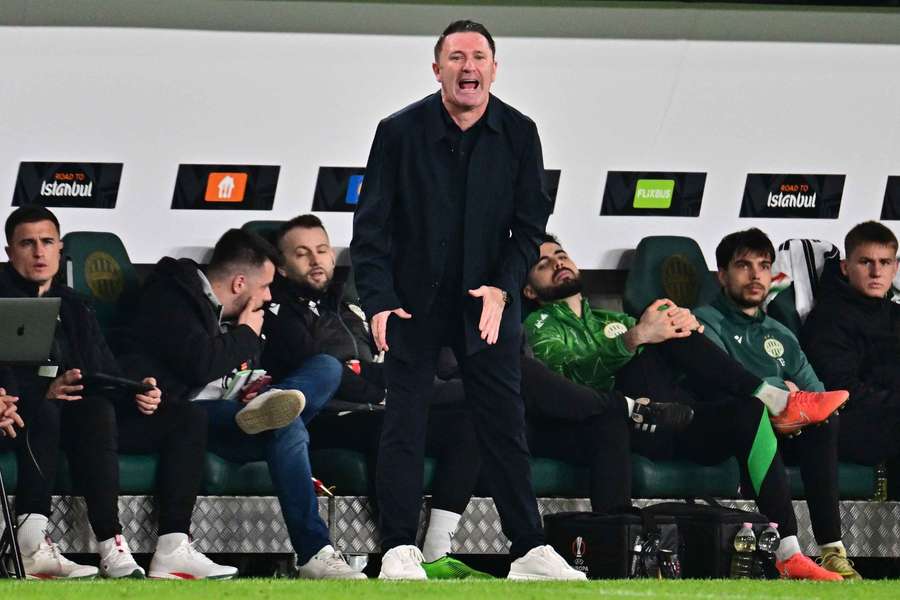 Robbie Keane dá instruções na partida da primeira mão