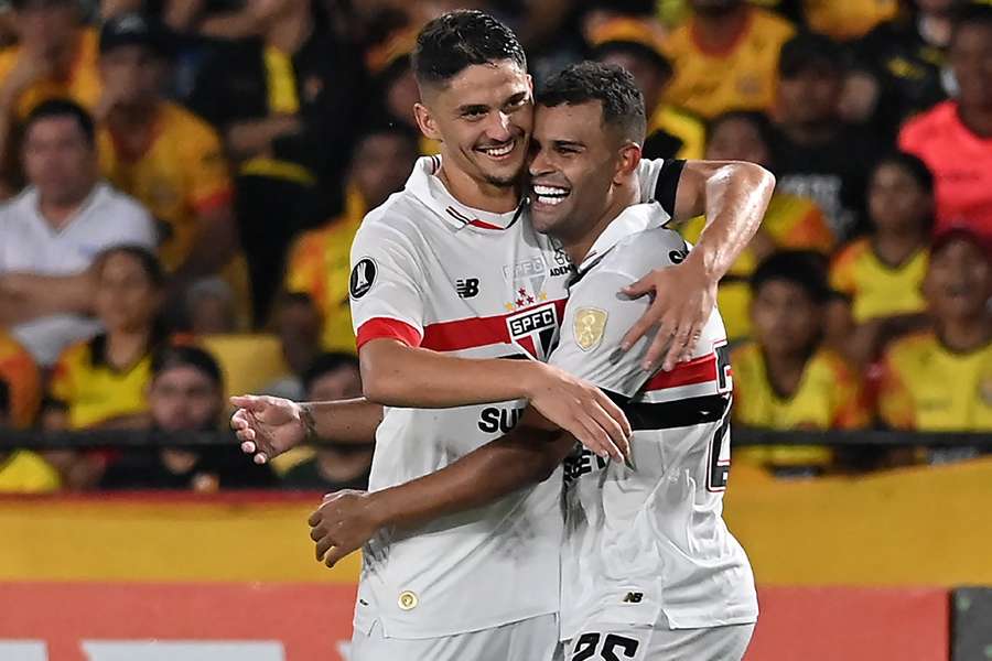 Alisson celebra com os companheiros após marcar em Guayaquil