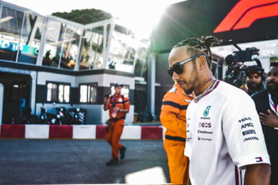 Hamilton diz que Vini Jr foi "incrivelmente corajoso" ao reagir contra o racismo