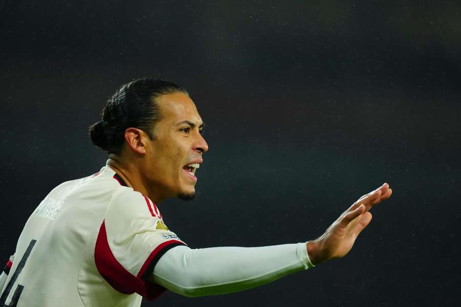 Van Dijk esclarece planos sobre retirada da seleção