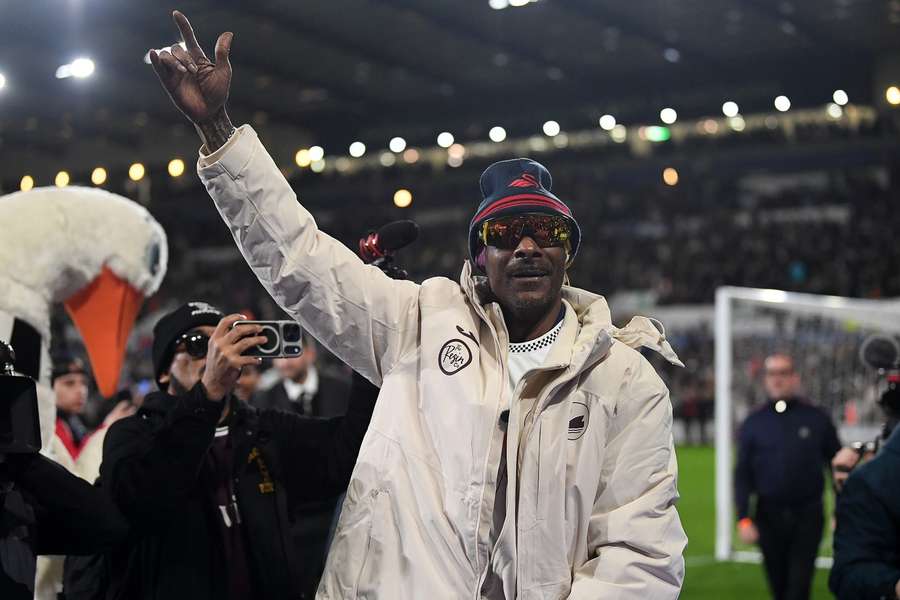 Snoop Dogg, în mijlocul fanilor la meciul Swansea - Preston Snoop Dogg, în mijlocul fanilor la meciul Swansea - Preston