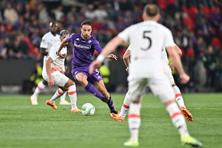 Giacomo Bonaventura controls the ball as Fiorentina dominate possession