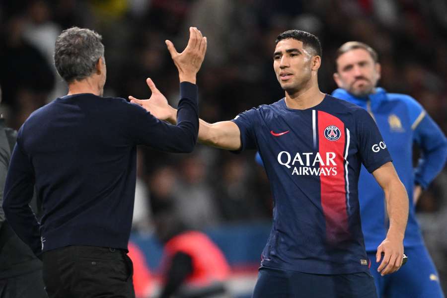 Luis Enrique y Hakimi, contentos con la victoria. 