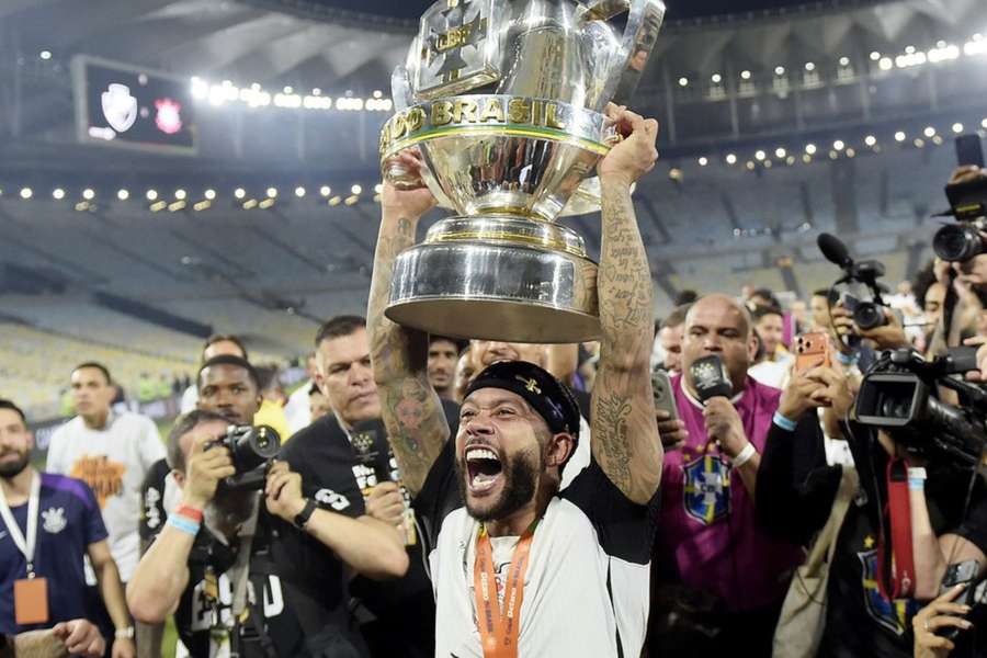 Memphis Depay com o troféu da Copa do Brasil