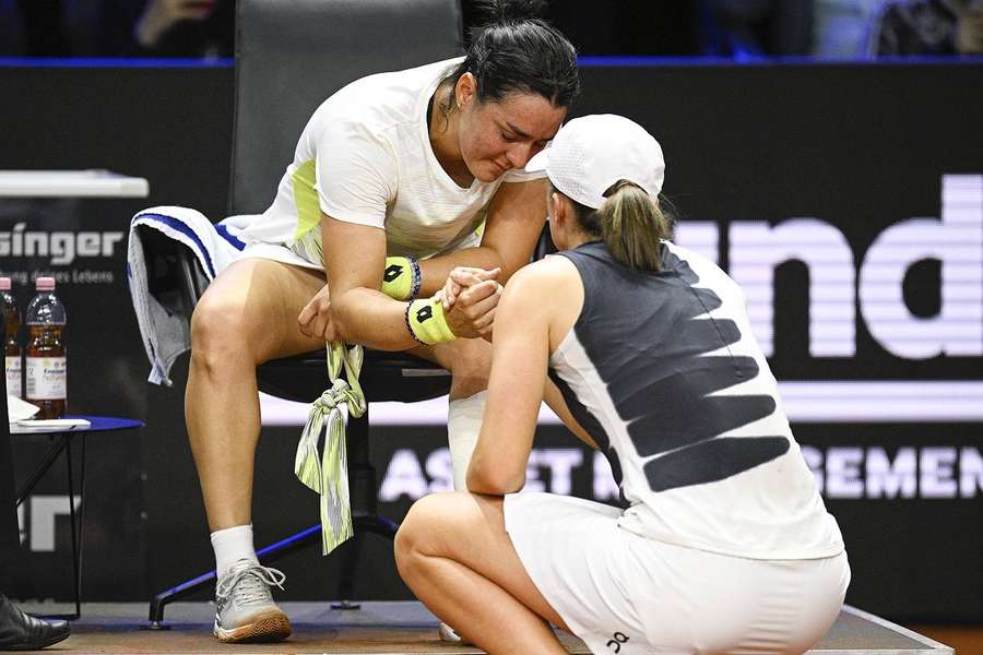 Swiatek (N°1) rejoint Sabalenka (N°2) en finale à Stuttgart après l'abandon de Jabeur