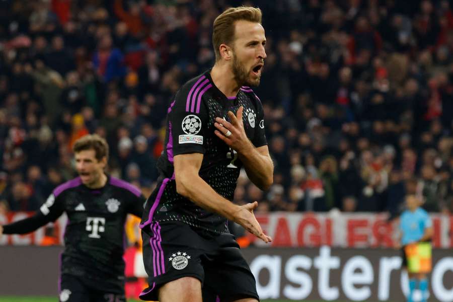 Bayern Munich's English forward #09 Harry Kane (R) celebrates scoring the opening goal