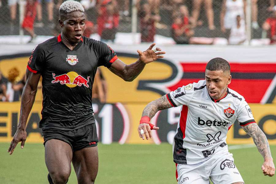 Vitória e Red Bull Bragantino duelam no Barradão neste domingo (20)