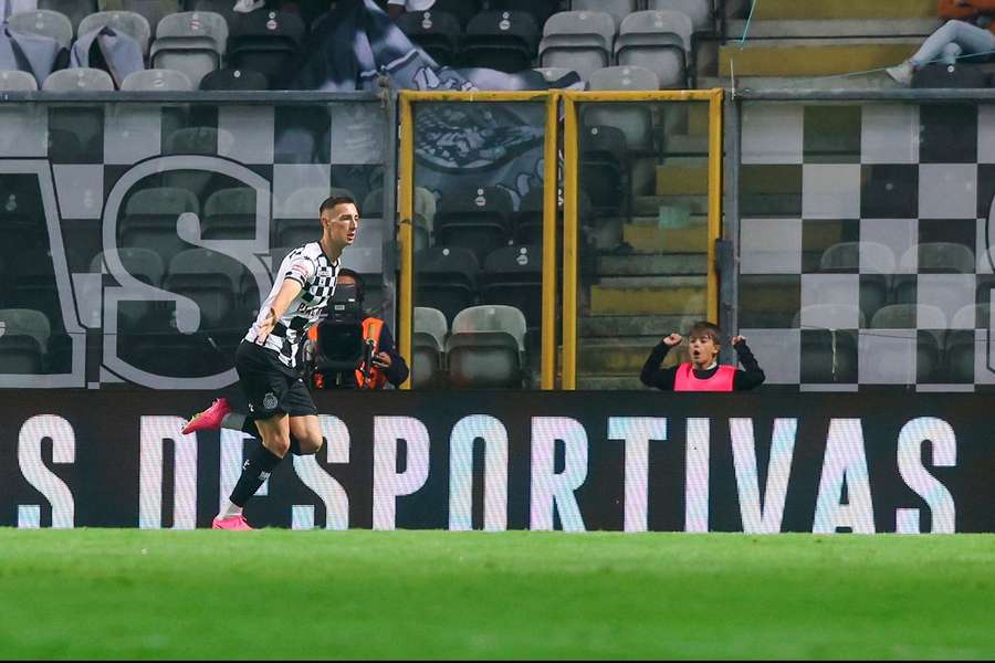 Bozeník volta a Portugal para ficar no Boavista