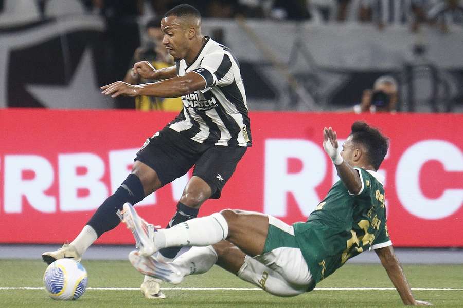 Duelo entre Botafogo e Palmeiras foi lá e cá no Nilton Santos