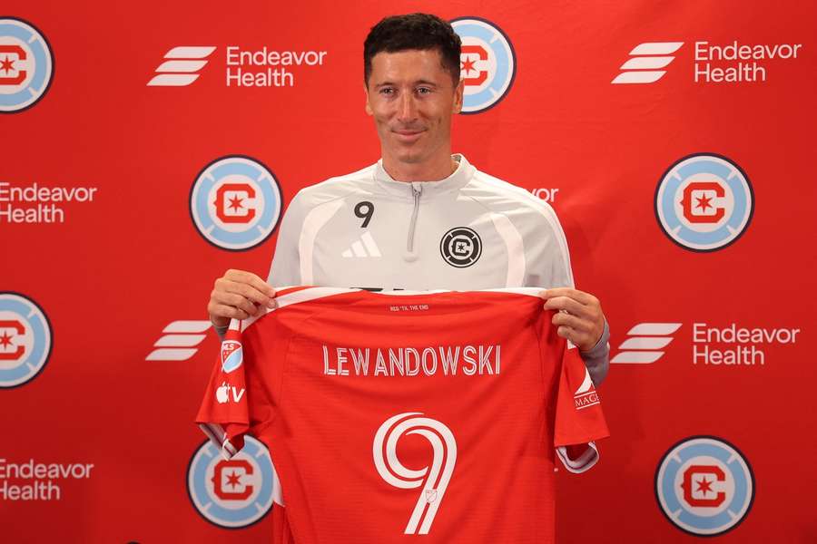 Robert Lewandowski com a camisola do Chicago Fire Robert Lewandowski com a camisola do Chicago Fire