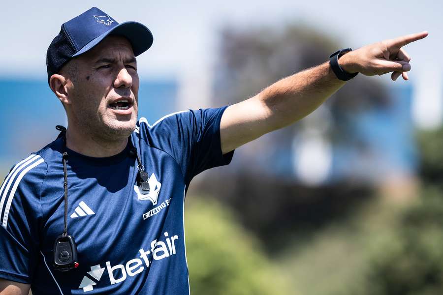 Leonardo Jardim terá que fazer uma mudança na escalação do Cruzeiro