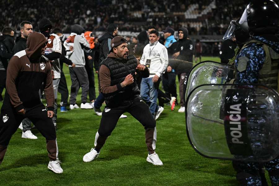 Torcida do Platense entrou em confronto com a polícia
