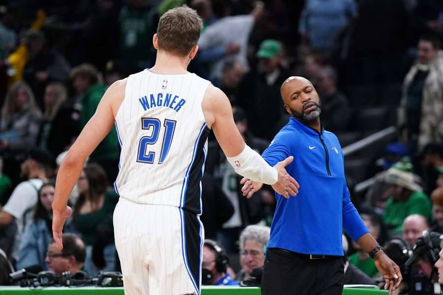 Moritz Wagner beim Handshake mit seinem Headcoach Jamahl Mosley