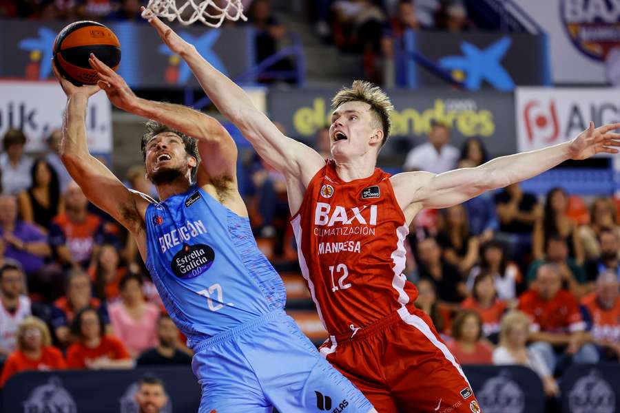 El Río Breogán dio una exhibición de baloncesto ofensivo en Manresa.