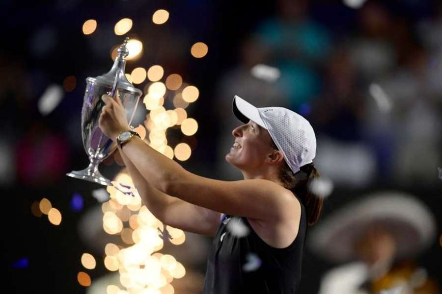Iga Świątek z trofeum za wygranie WTA Finals