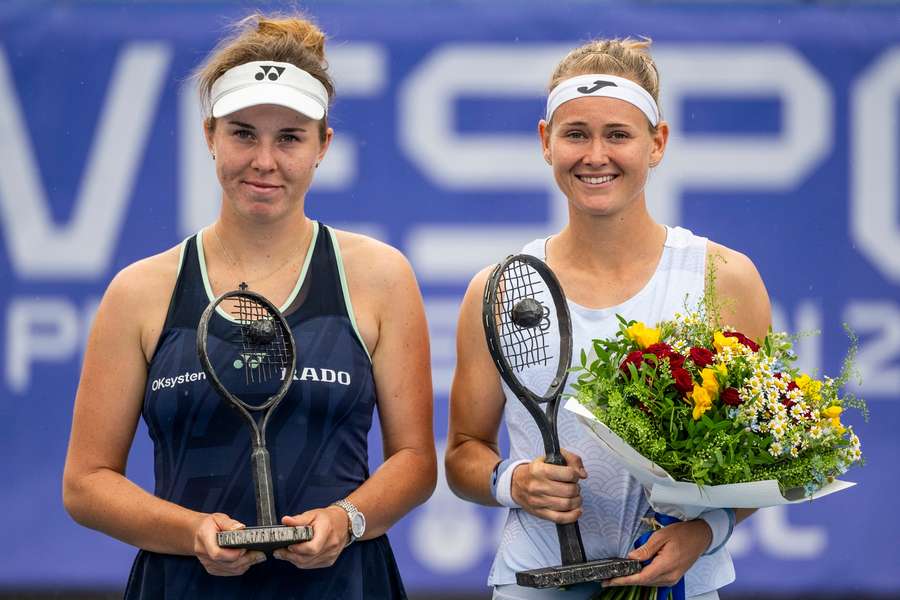 Linda Nosková a Marie Bouzková po finále Livesport Prague Open 2025.