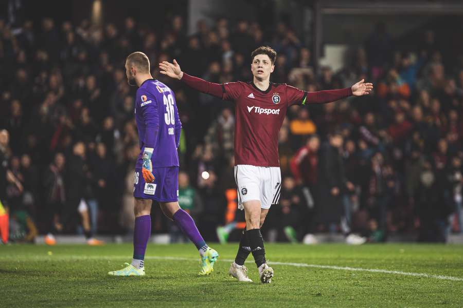 Sparťan Krejčí rozhodl z penalty ve 14. minutě nastavení šlágr s Plzní.