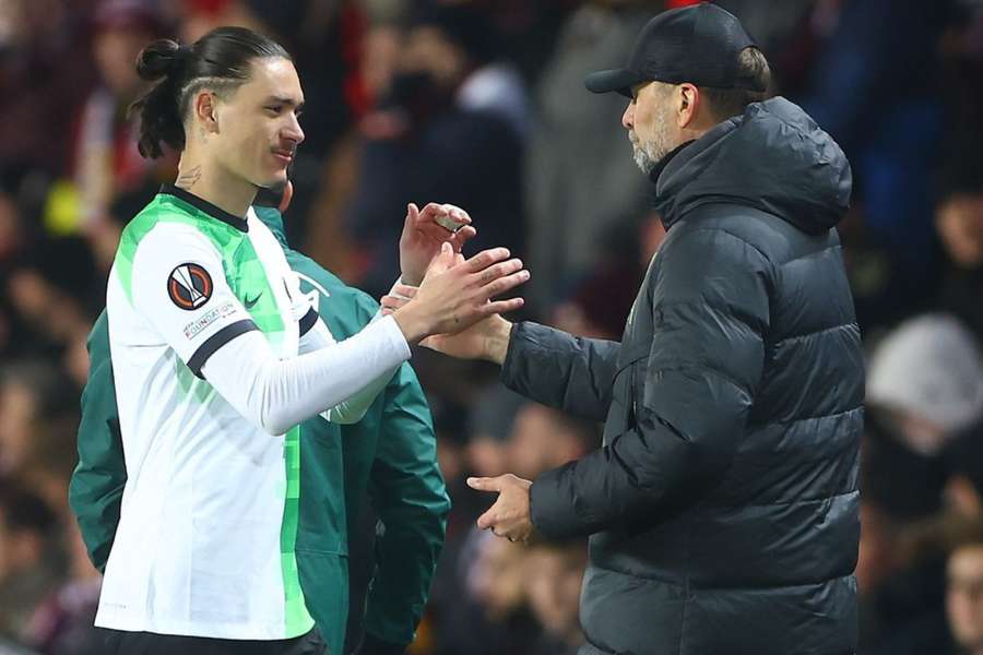 Darwin Nunez shakes hands with Liverpool manager Jurgen Klopp