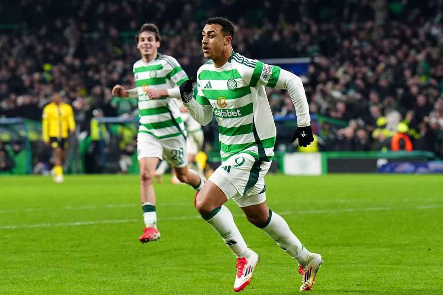 Adam Idah, du Celtic, célèbre son premier but après que son tir a été dévié par Loris Benito, des Young Boys.