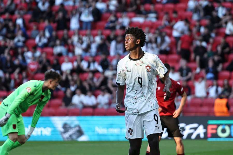 Anísio Cabral em representação de Portugal
