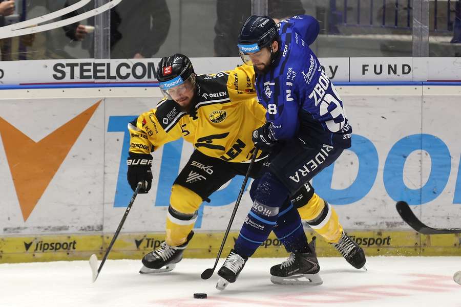 Zápolení o každý kousek ledu. Litvínovský Martin Havelka (vlevo) v souboji s Jakubem Zbořilem z Vítkovic. Zápolení o každý kousek ledu. Litvínovský Martin Havelka (vlevo) v souboji s Jakubem Zbořilem z Vítkovic.