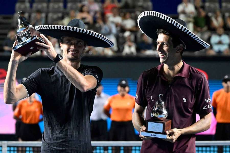 Alexander Zverev a Marcelo Melo slaví deblový titul z Acapulka.