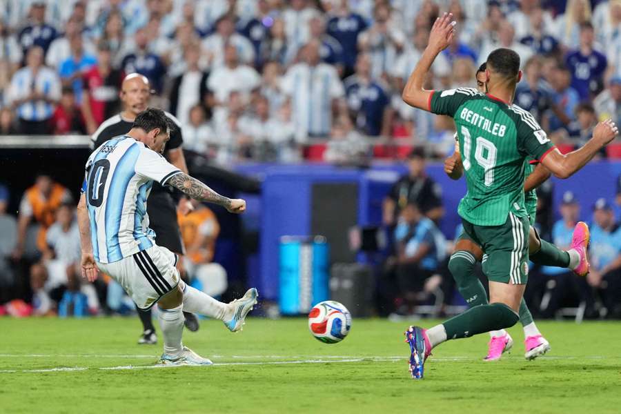 Messi se prosadil střelou zpoza šestnáctky v historii MS už popáté. Messi se prosadil střelou zpoza šestnáctky v historii MS už popáté.