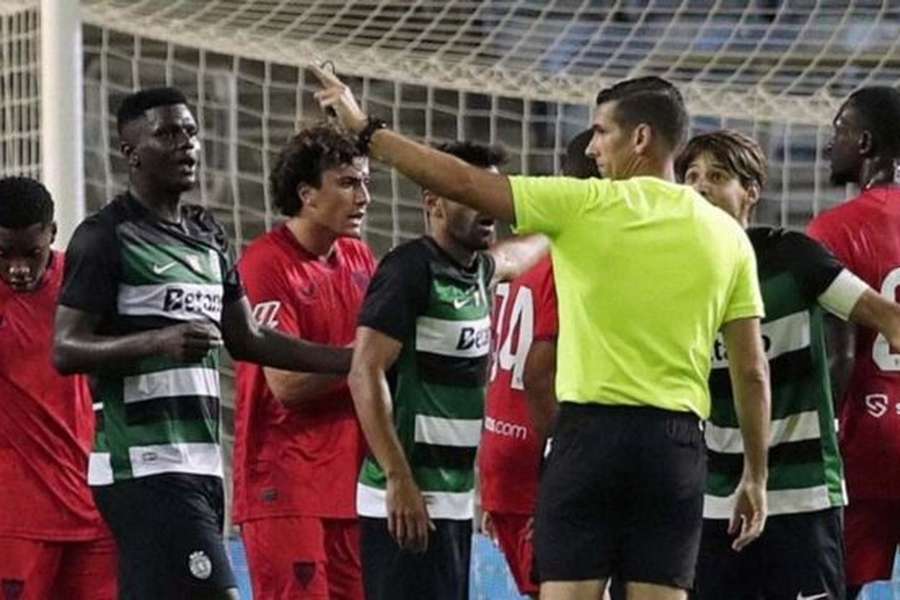 Diomande foi expulso no jogo com o Sevilha