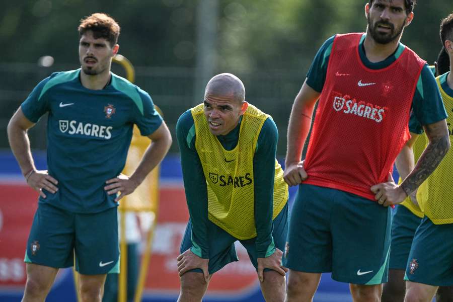 Portugals Super-Routinier Pepe (M.) bei einer Trainingseinheit.