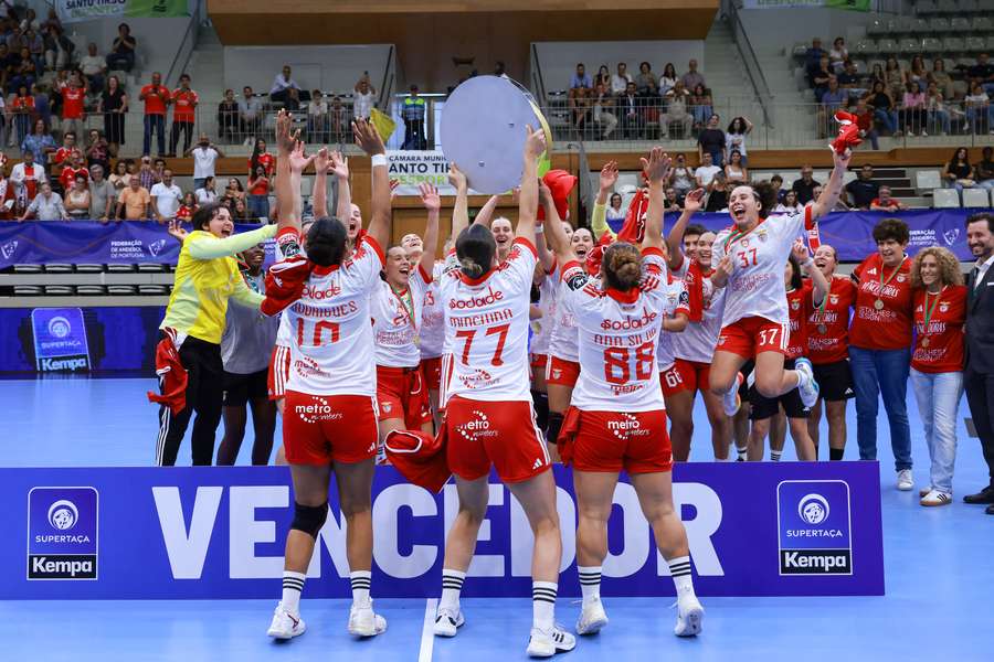 A equipa do Benfica festeja a vitória do jogo de andebol da Supertaça feminina