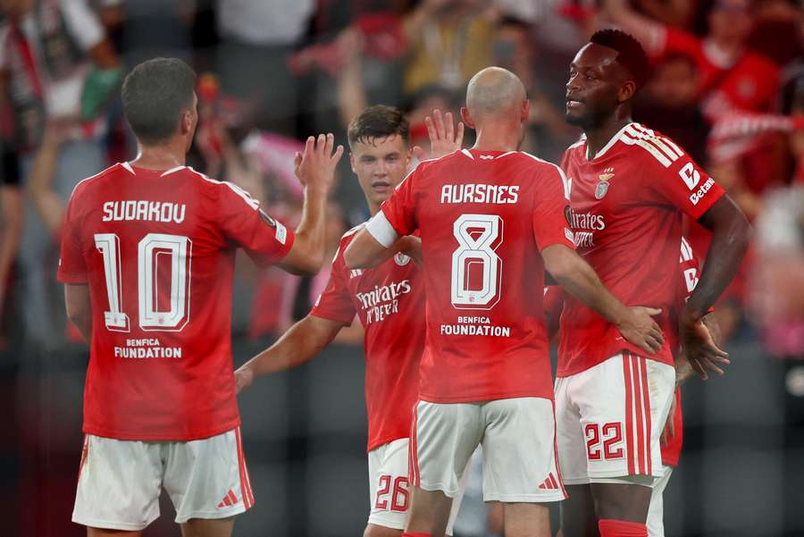 A festa dos jogadores do Benfica após o bis de Jhon Durán