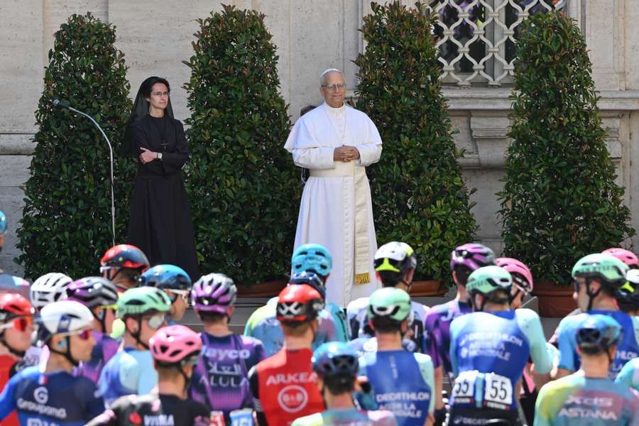 El papa León XIV bendice al pelotón del Giro de Italia en el Vaticano.