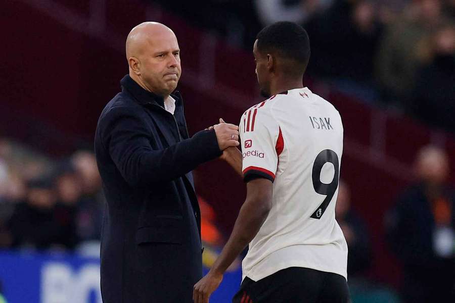 Arne Slot shakes hands with Alexander Isak