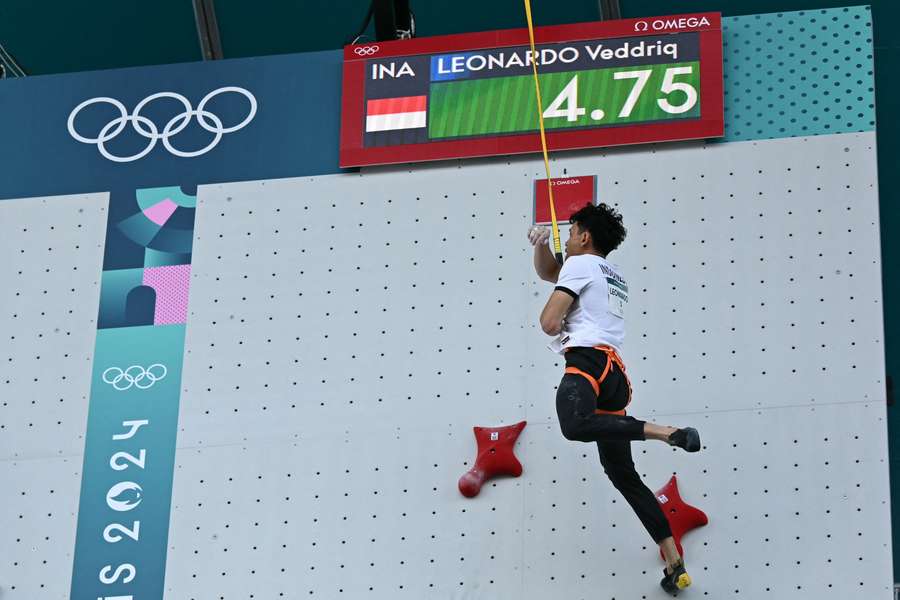 Veddriq Leonardo vence a final da escalada de velocidade