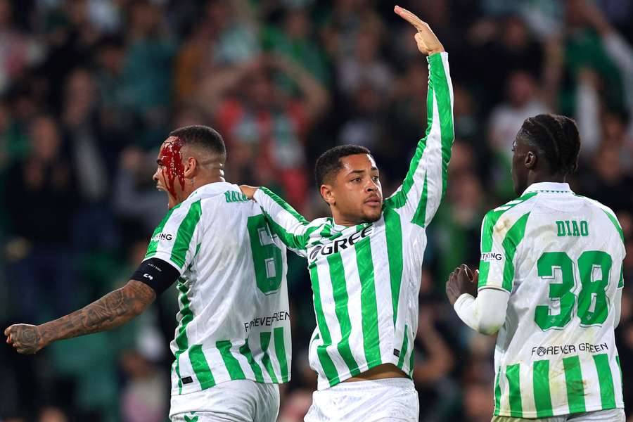 Natan celebra con Vitor Roque y Diao su gol con sangre en la cara