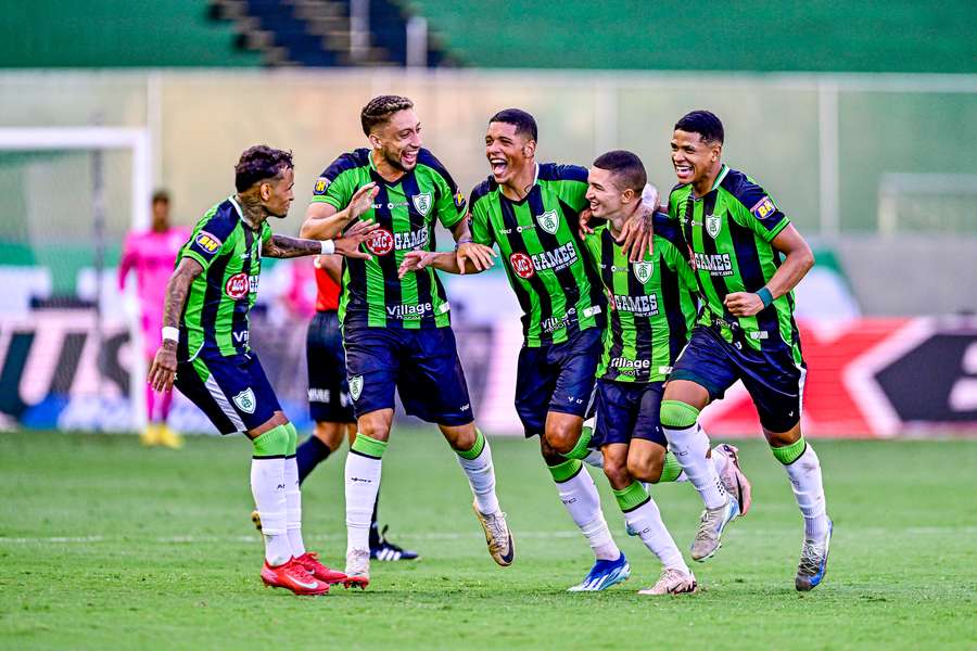 Marlon é celebrado após marcar para o América-MG sobre o Cruzeiro
