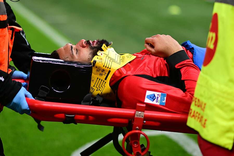 Ruben Loftus-Cheek opouštěl hřiště na nosítkách.