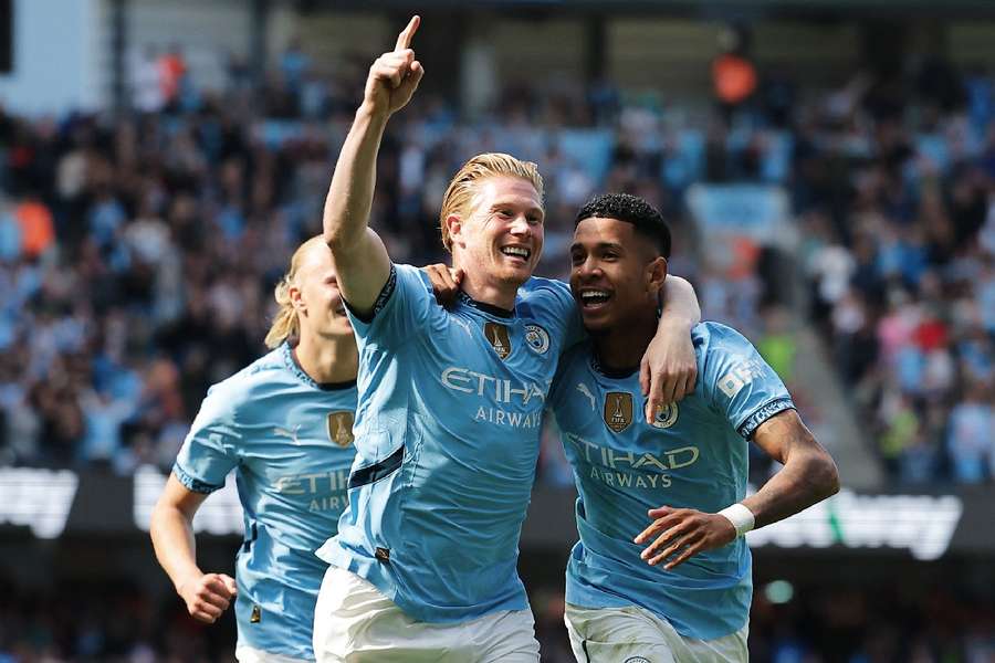 Savinho celebra gol marcado por De Bruyne