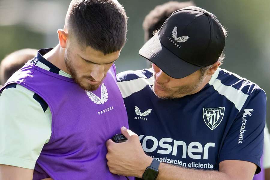 Oihan Sancet, junto a Edin Terzic Oihan Sancet, junto a Edin Terzic