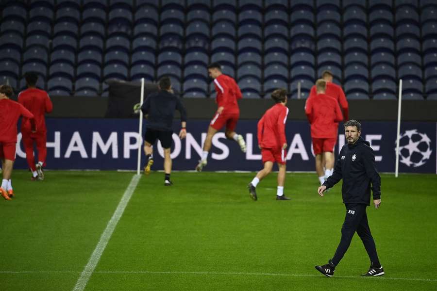 Mark van Bommel, treinador do Antuérpia, no treino no Estádio do Dragão