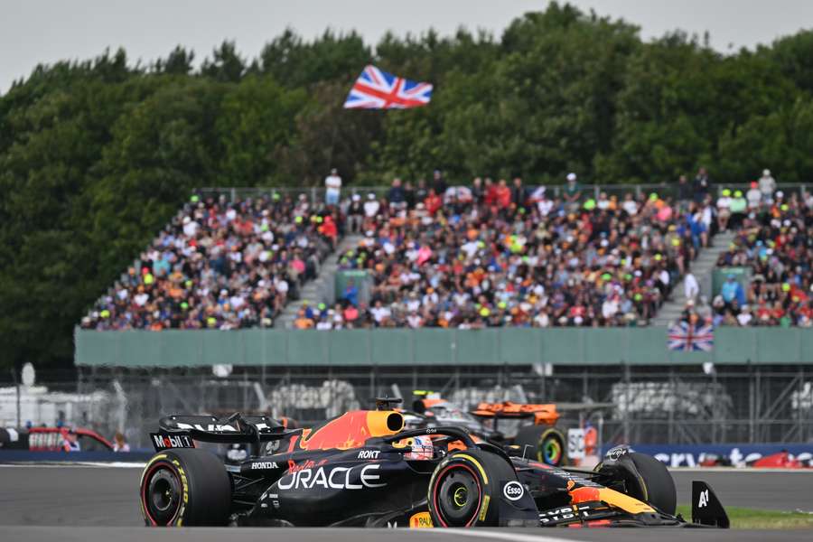 Napriek nevydarenému úvodu si Verstappen vyjazdil premiérové víťazstvo v Silverstone.