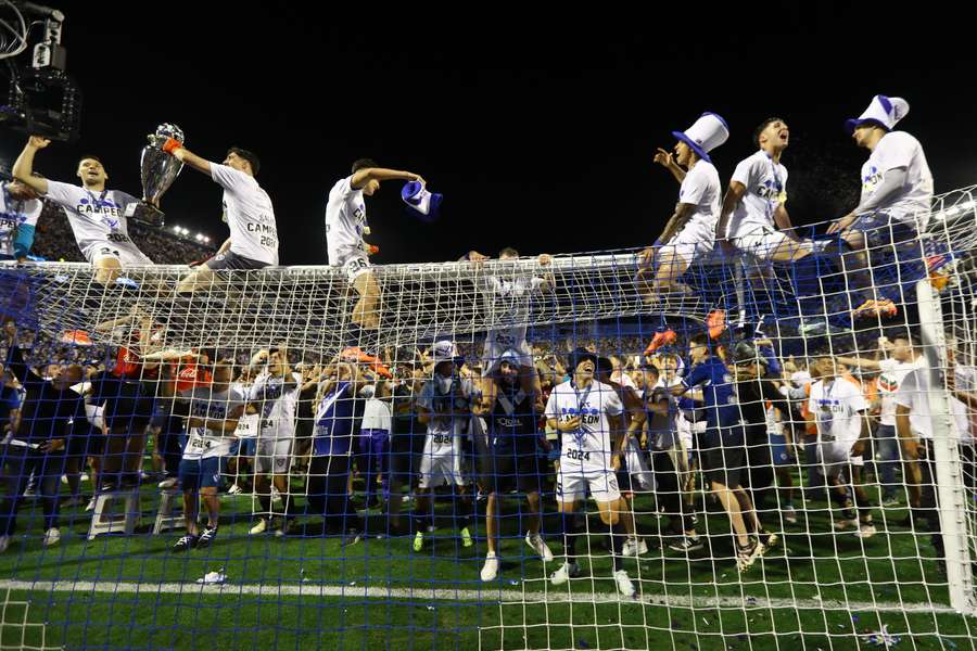 Los jugadores de Vélez Sarfield celebran.
